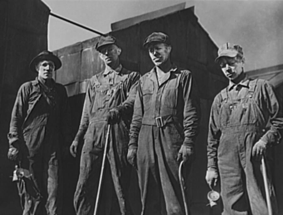 4 Workers at Sunray Texas Carbon Black Plant in 1942