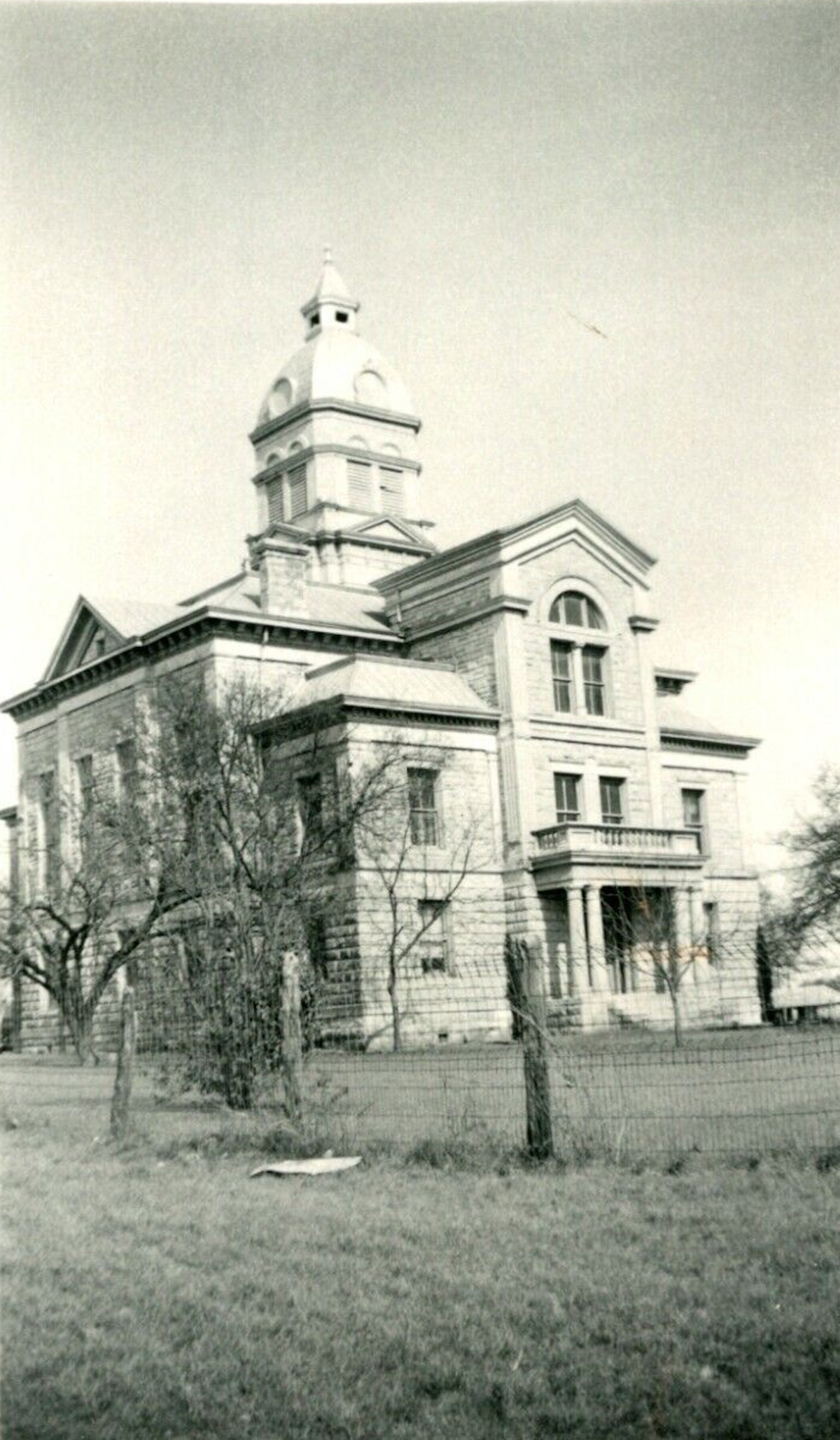 Bandera County Courthouse in 1940s