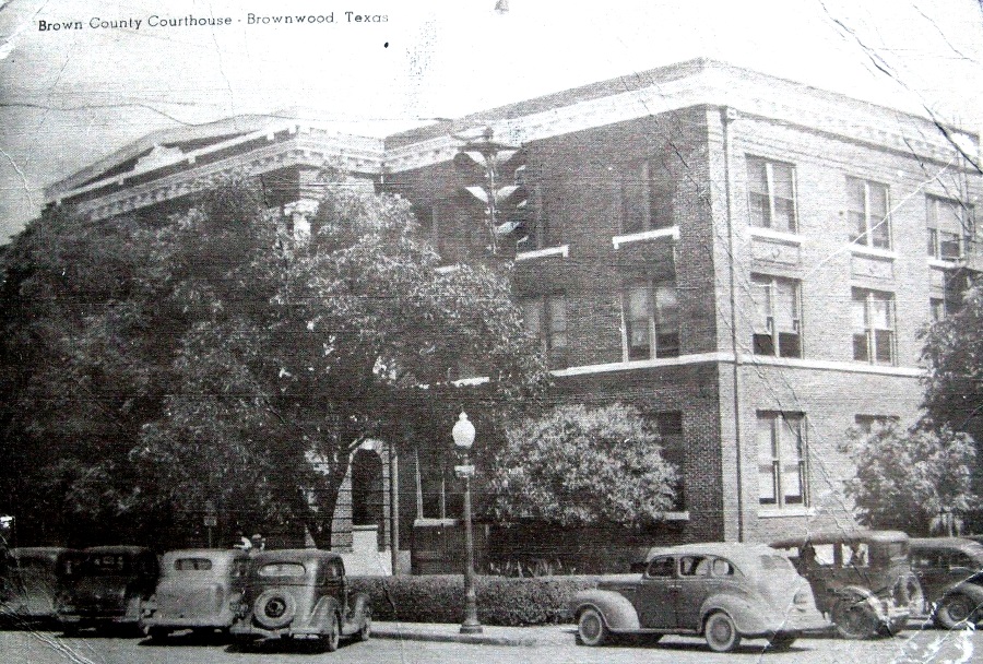 Brown County Courthouse in 1944