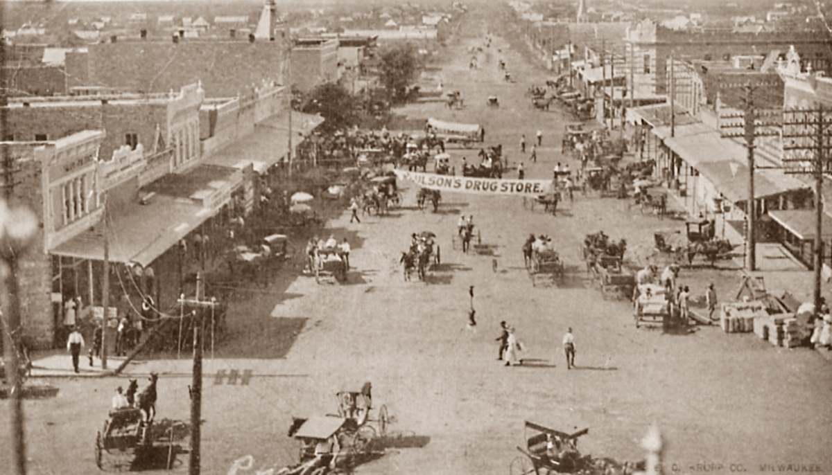 Commercial Ave in Coleman in 1900s