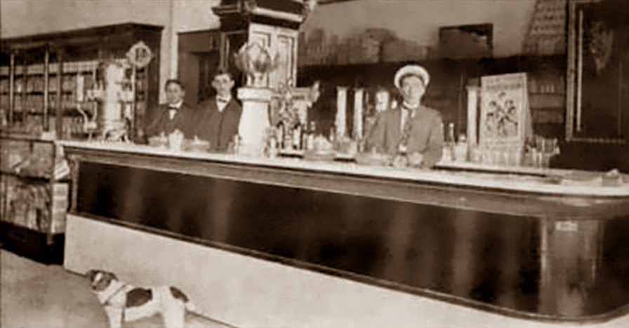 Cotten & Decker Drug Store in Quanah in 1900s