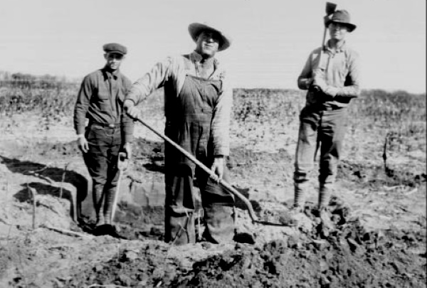 Digging First Oil Well in Scurry County 1924