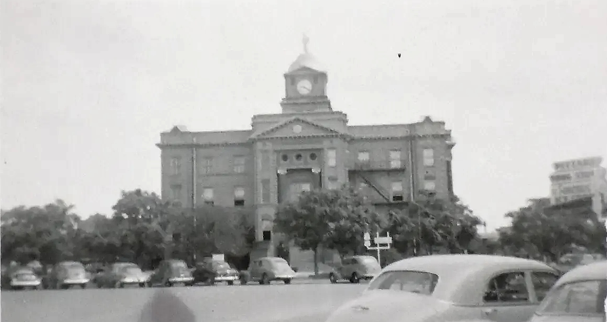 Jones County Courthouse in 1940s