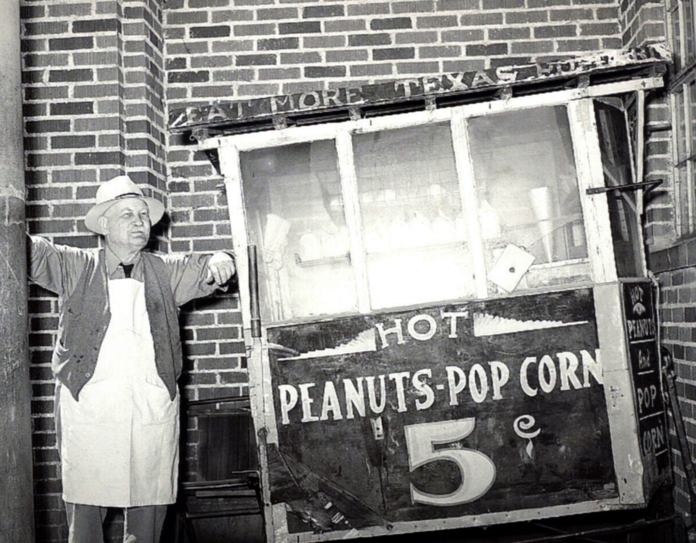 San Angelo Hot Peanuts and Popcorn Cart in 1940